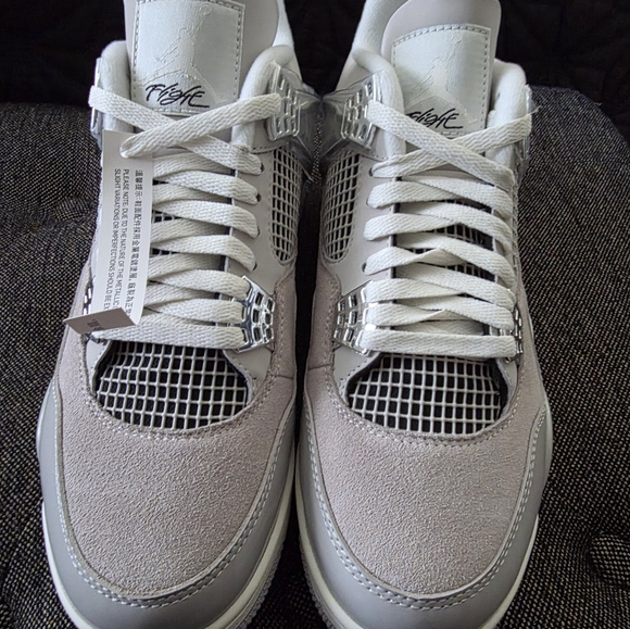 Men's size 10 Jordan 4 FROZEN new not in original box but in a Jordan box $180